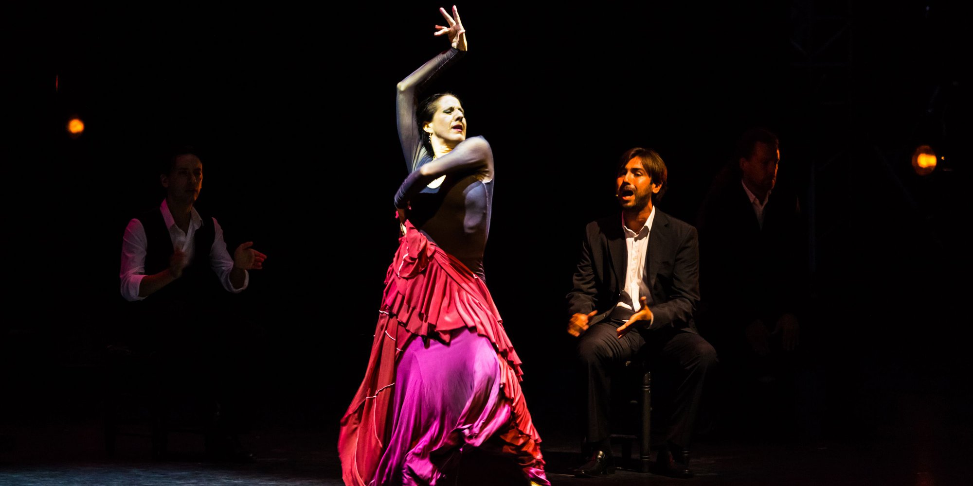 Ett par dansar flamenco på scen