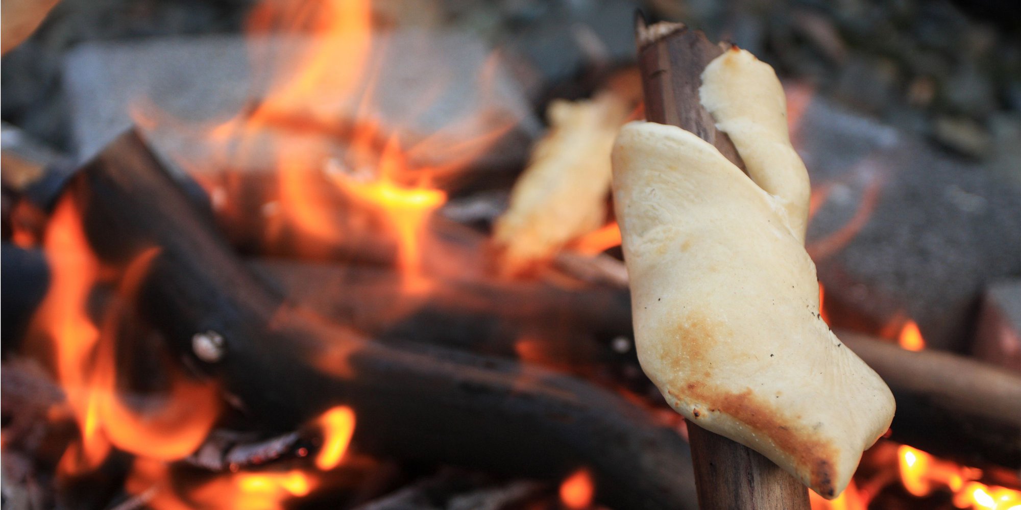 Närbild på bröd som grillas över öppen eld