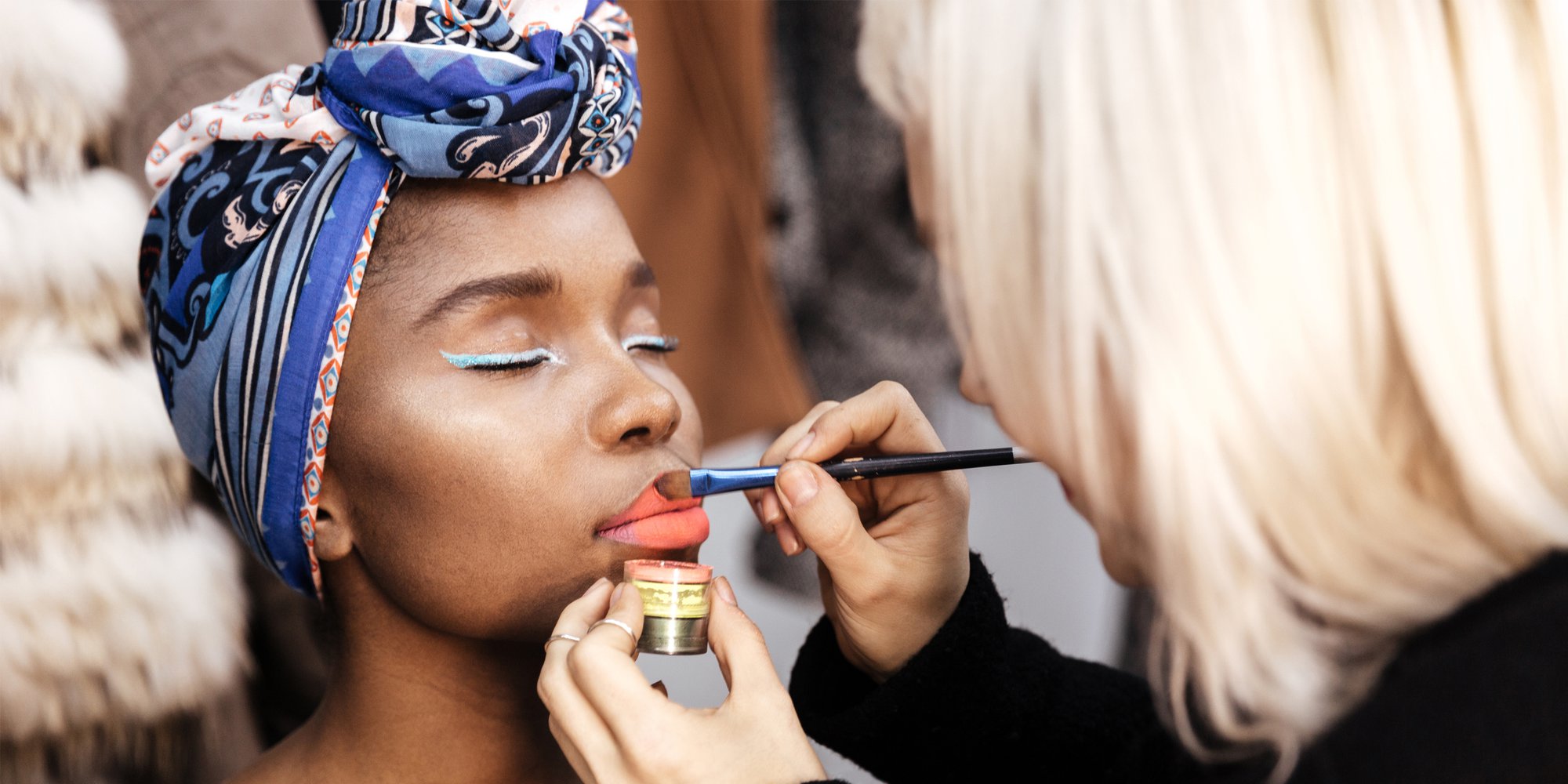 En kvinna blir sminkad av en makeup-artist