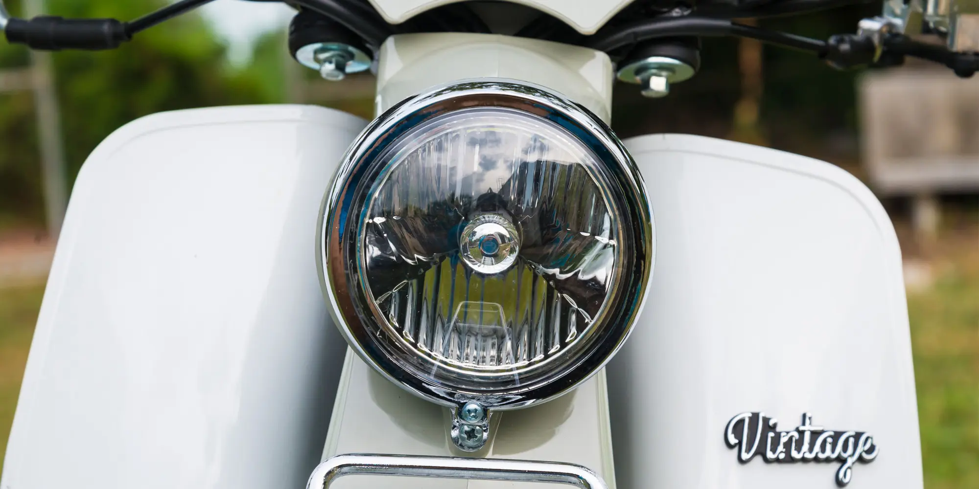 En närbild på en vit vintage moped