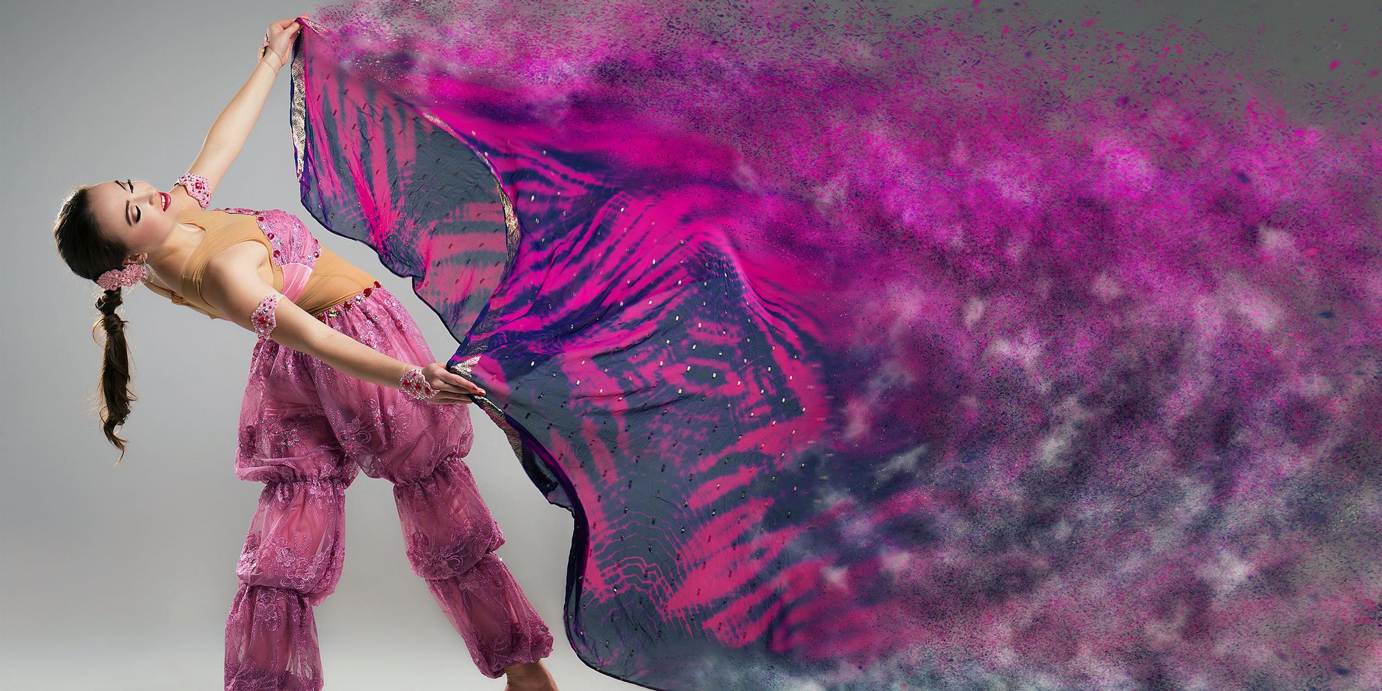 Dansare i rosa håller i sarong