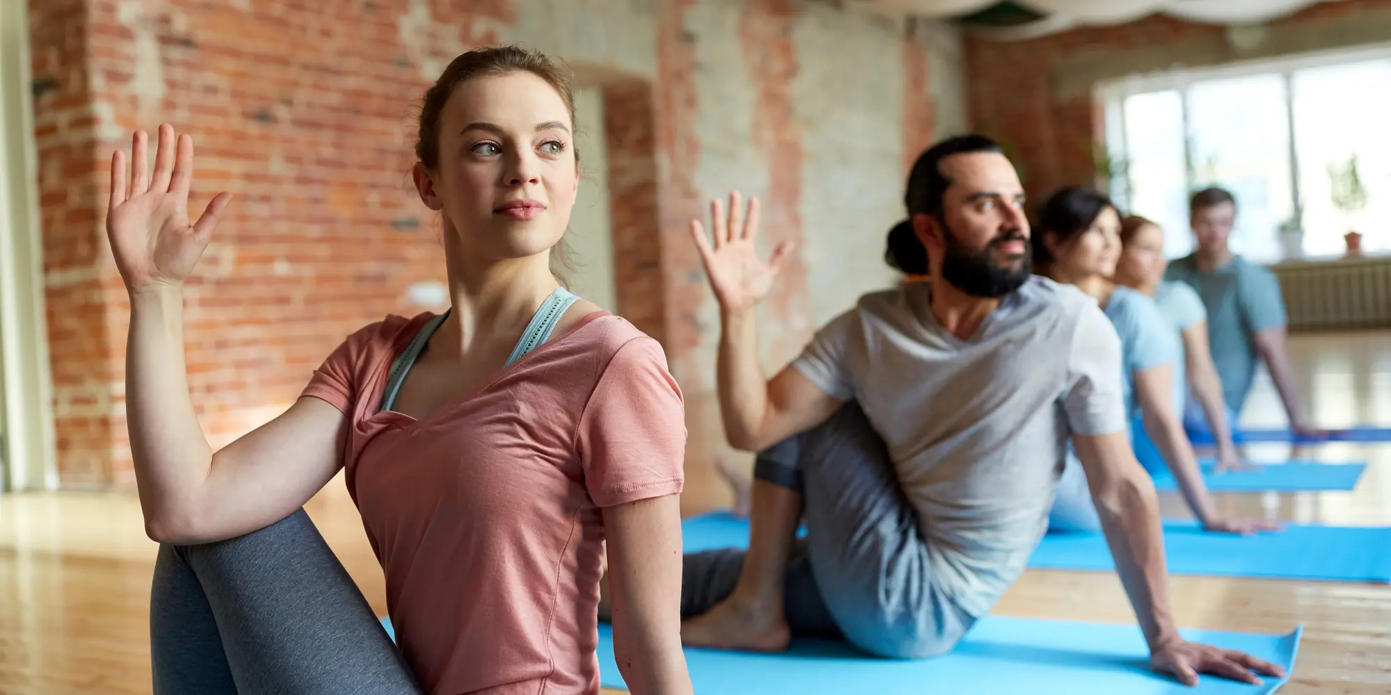 En grupp yoga-entusiaster utövar yoga ihop