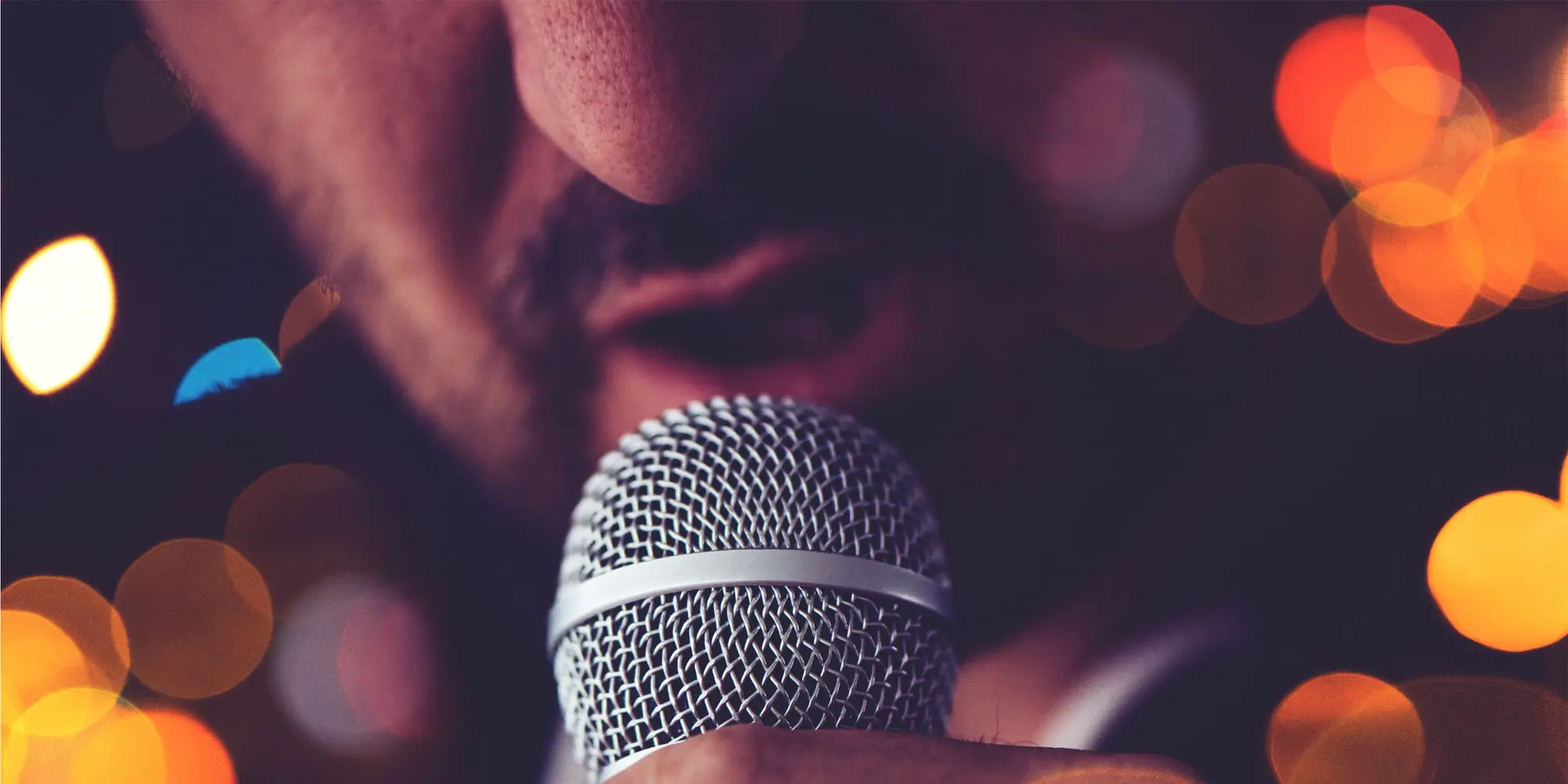 En man sjunger karaoke