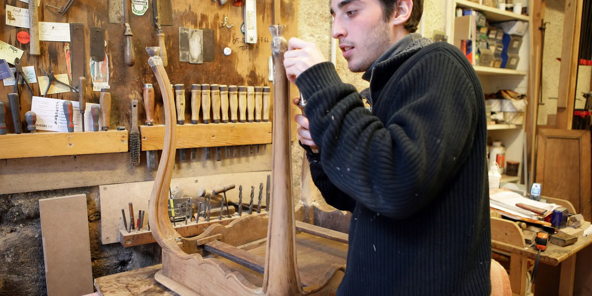 En man skapar ett träbord i en snickeriverkstad