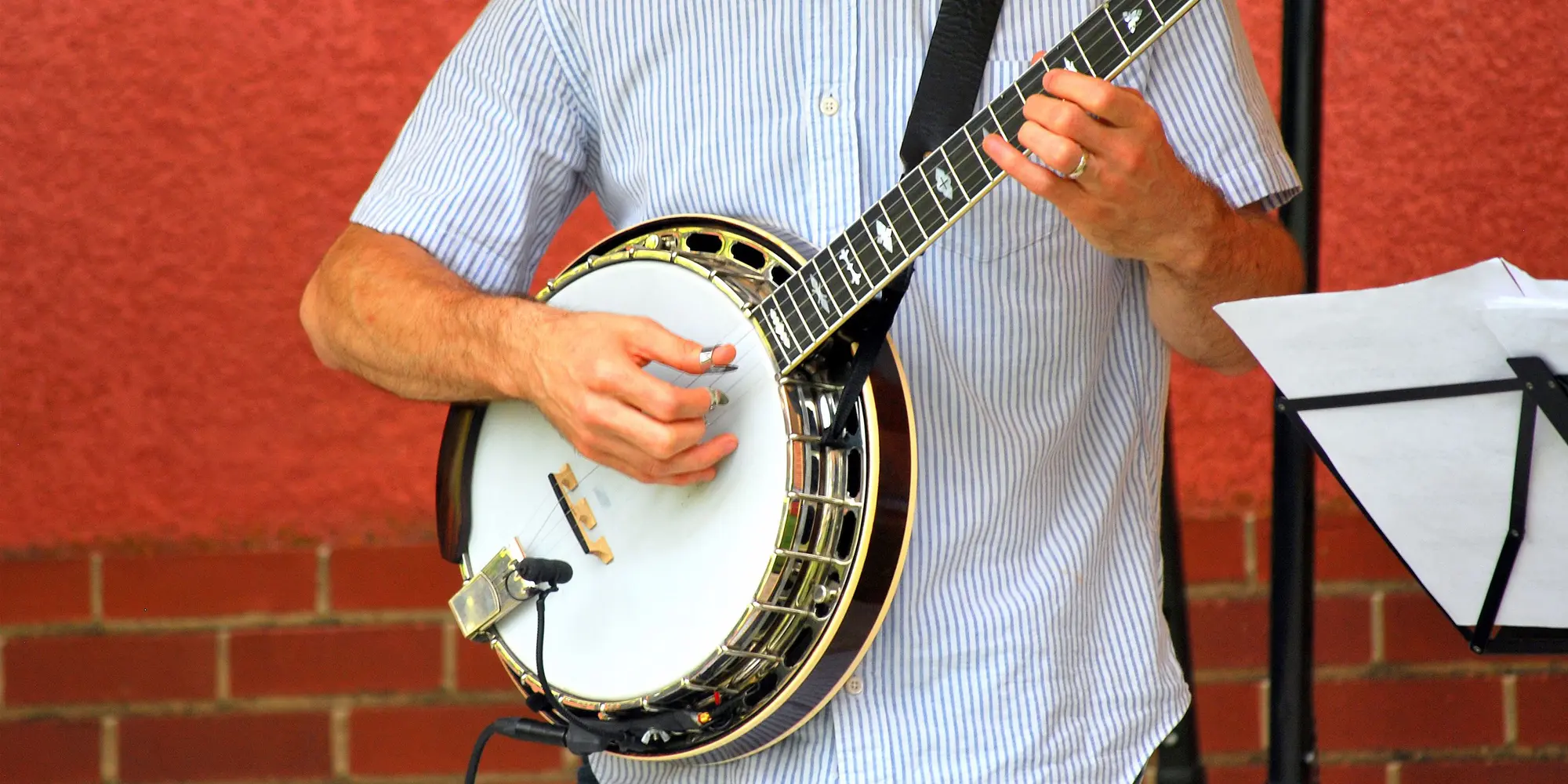 En man spelar banjo