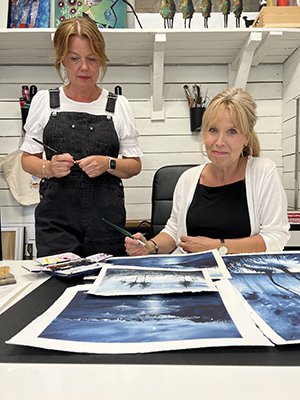 Anki och Pernilla i ateljen
