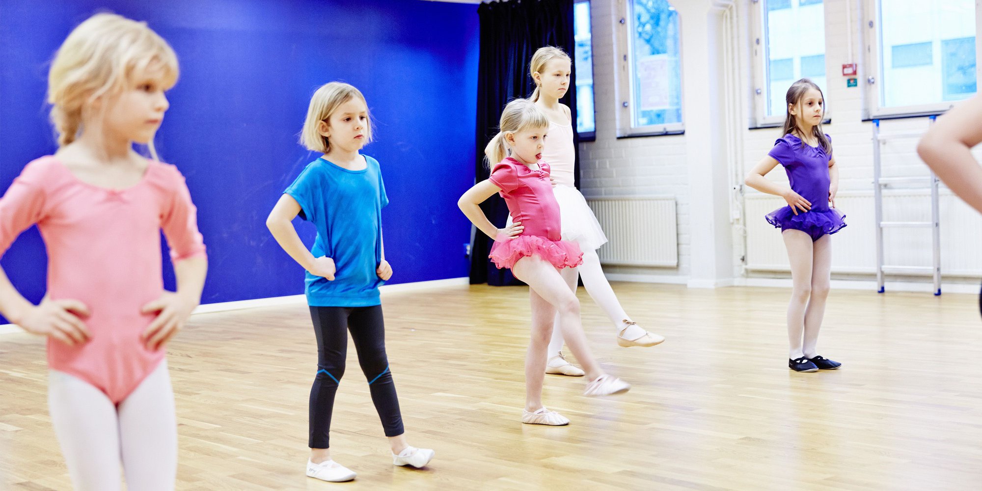En barngrupp dansar balett