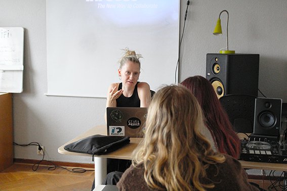Diza Sköld under en feedback session. Foto: Caroline Flyjer