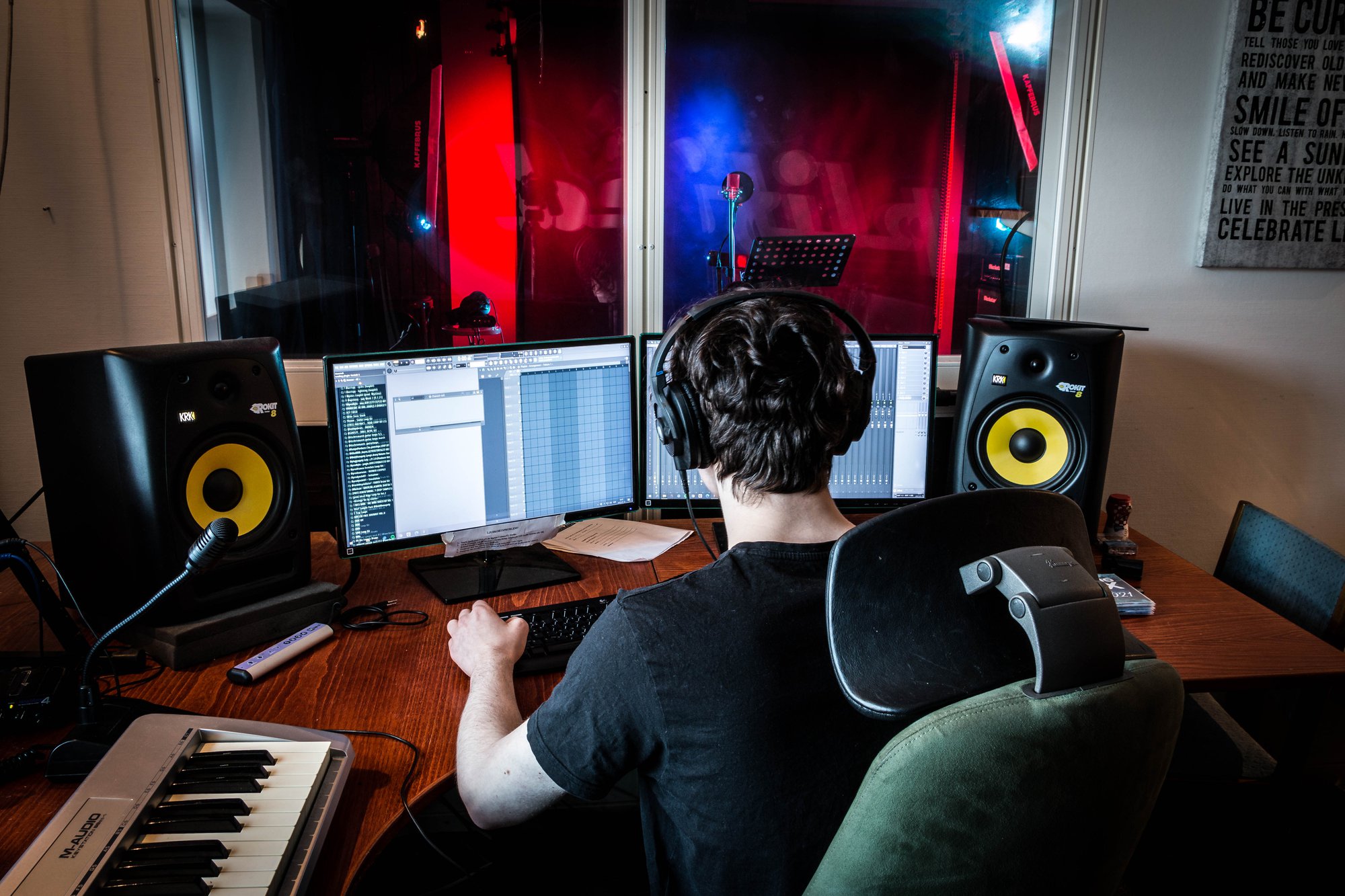 Person sitter framför datorn och producerar musik i musikhuset i Örnsköldsvik (Foto: Robin Mattsson)