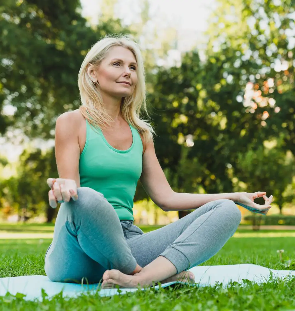Kvinna som  utövar yoga utomhus