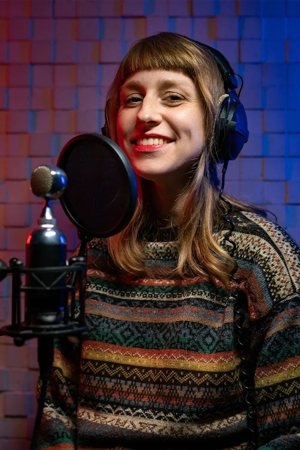 Kvinna som spelar in podcast i en musikstudio