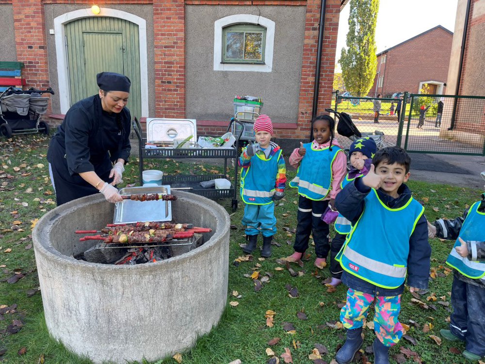 Matlagning utomhus på förskolan Kullerbyttan i Säffle
