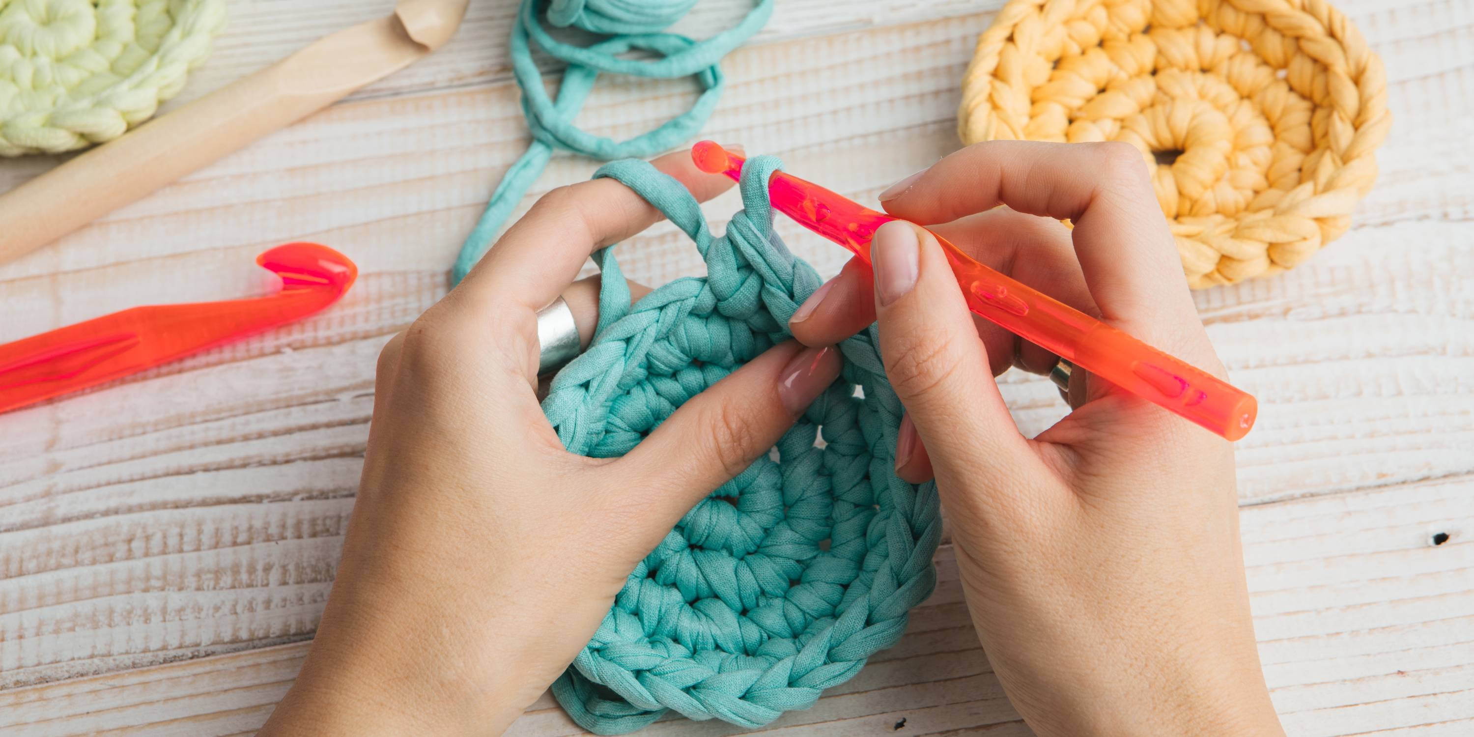 клубок ниток. пряжа для начинающих спицами. красивая пряжа для вязания. клубки ниток для вязания. розовые нитки для вязания.