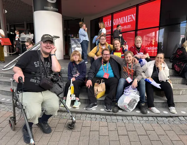 Dramagrupp utanför Bokmässan, aktuella med pjäsen Kaos i köpcentrat