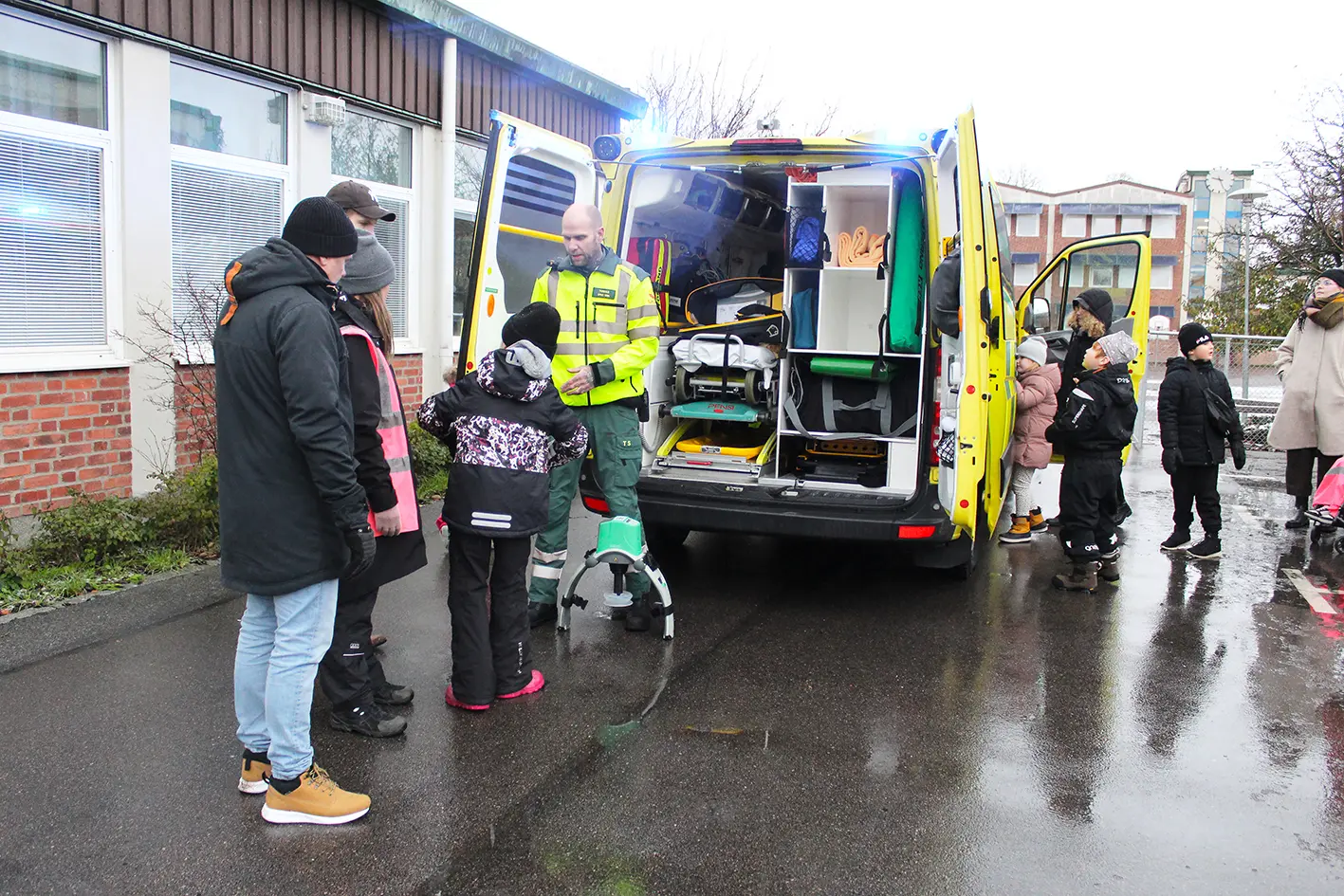 Barn på Mellanhedsskolan i Malmö träffar ambulansföraren Tobias Sjöberg.