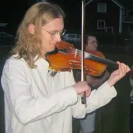 Anthon är en av våra fantastiska kursledare, han håller kurser i att spela fiol