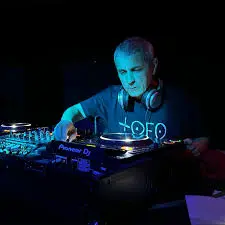 En Dj vid mixerbordet