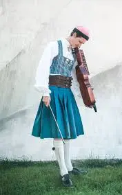 En man med nyckelharpa