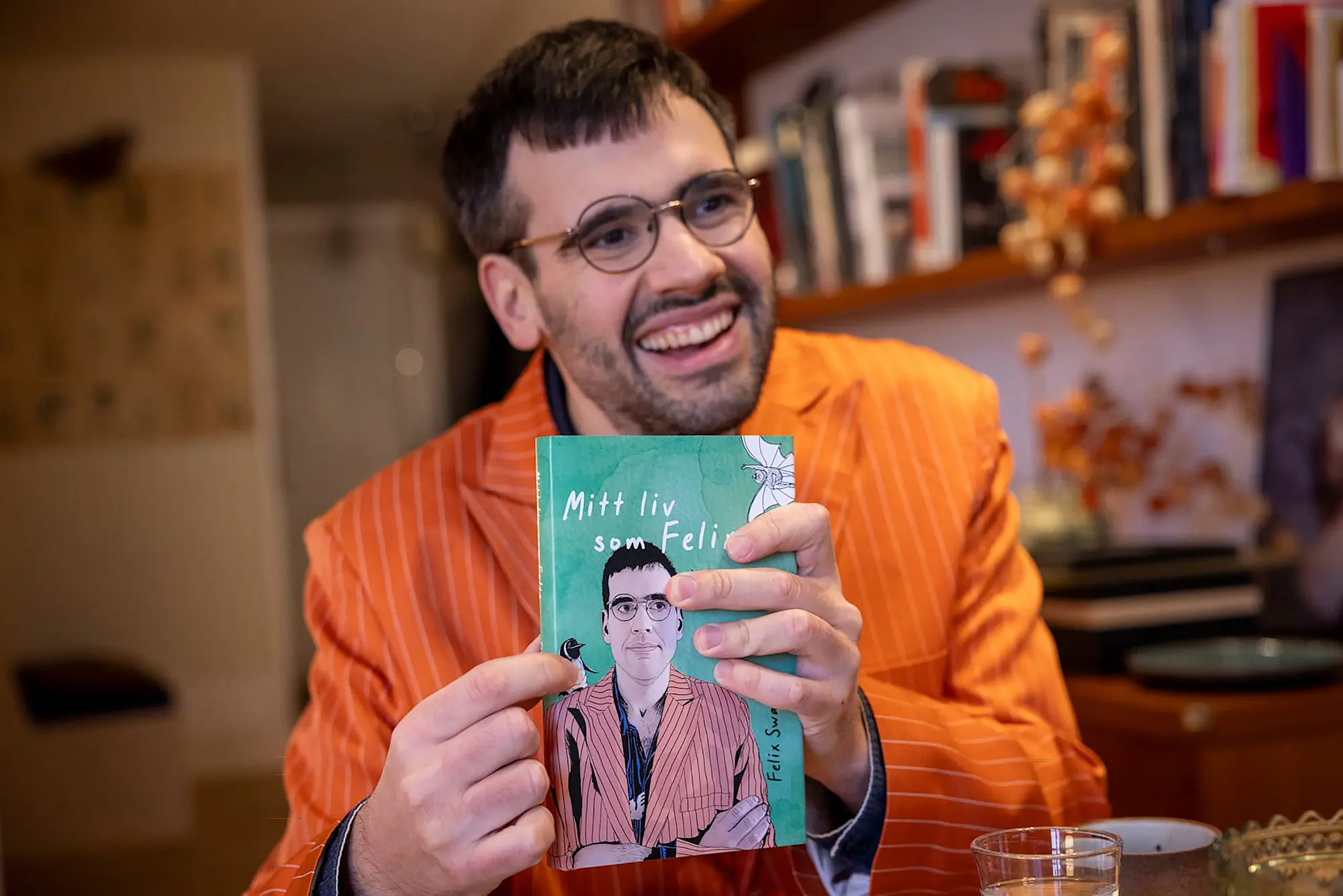 Föreläsare med bok