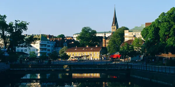Solen lyser i Viskan i Borås centrum
