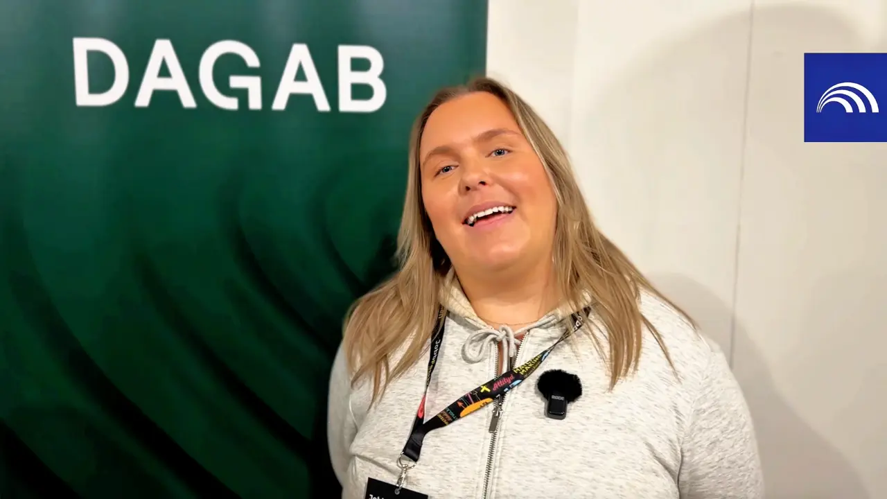 Personalrepresentant från Dagb blir intervjuad.