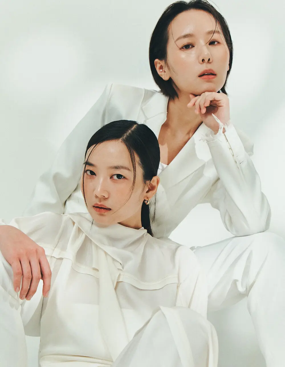 Dalum duo från Seol i vita kläder