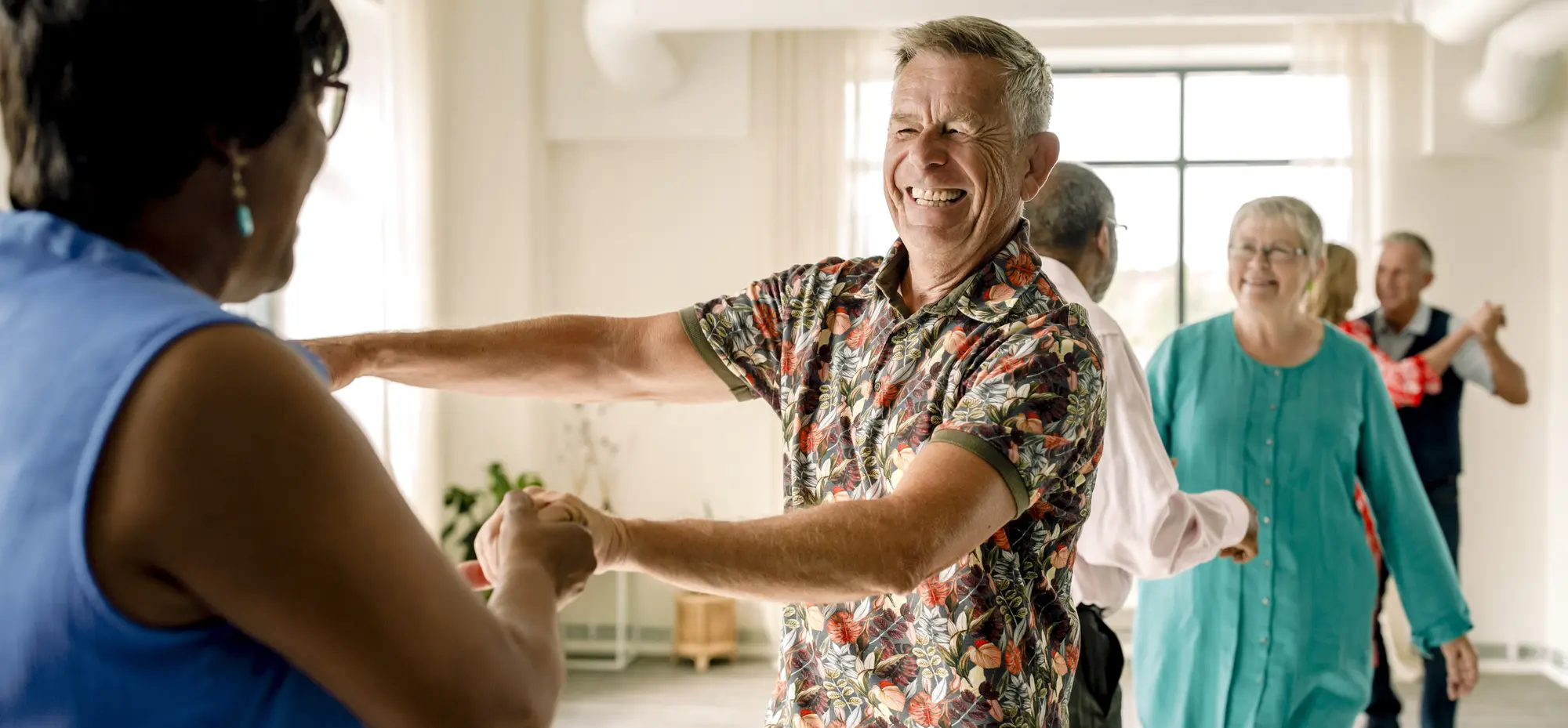 Dansande seniorer på danskurs på Medborgarskolan