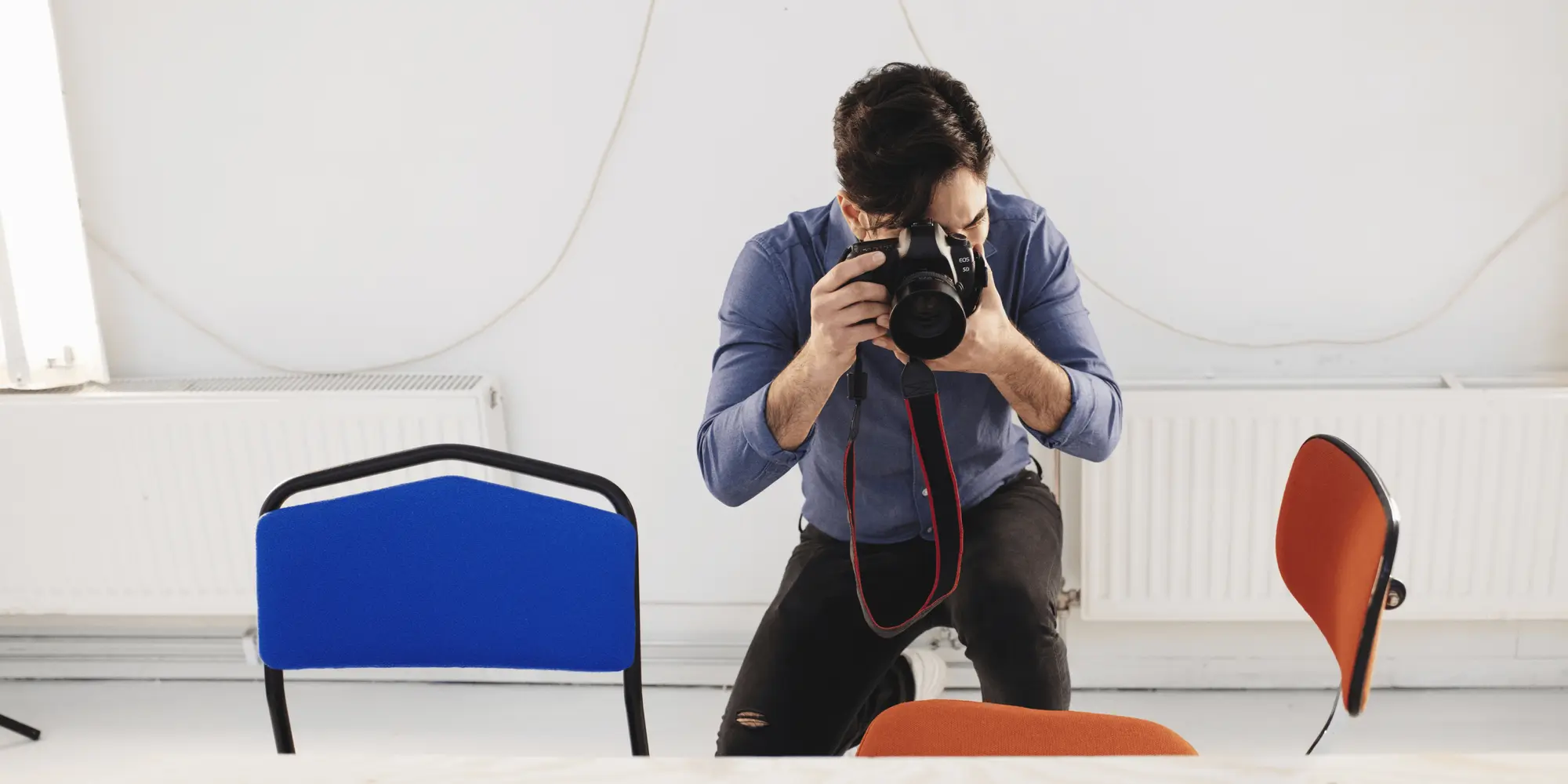 Person med kamera fotograferar i kreativ studiomiljö