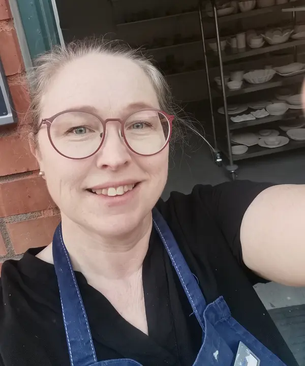 Frida-håller-keramikkurser-i-västerås