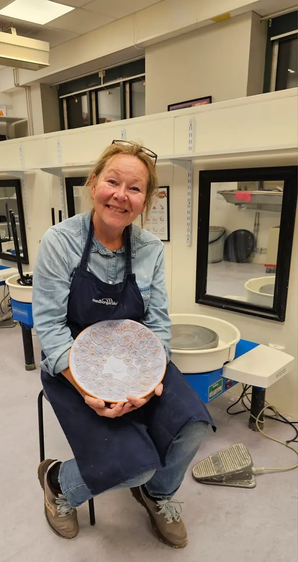 Helena leder kurser i keramik i Västerås