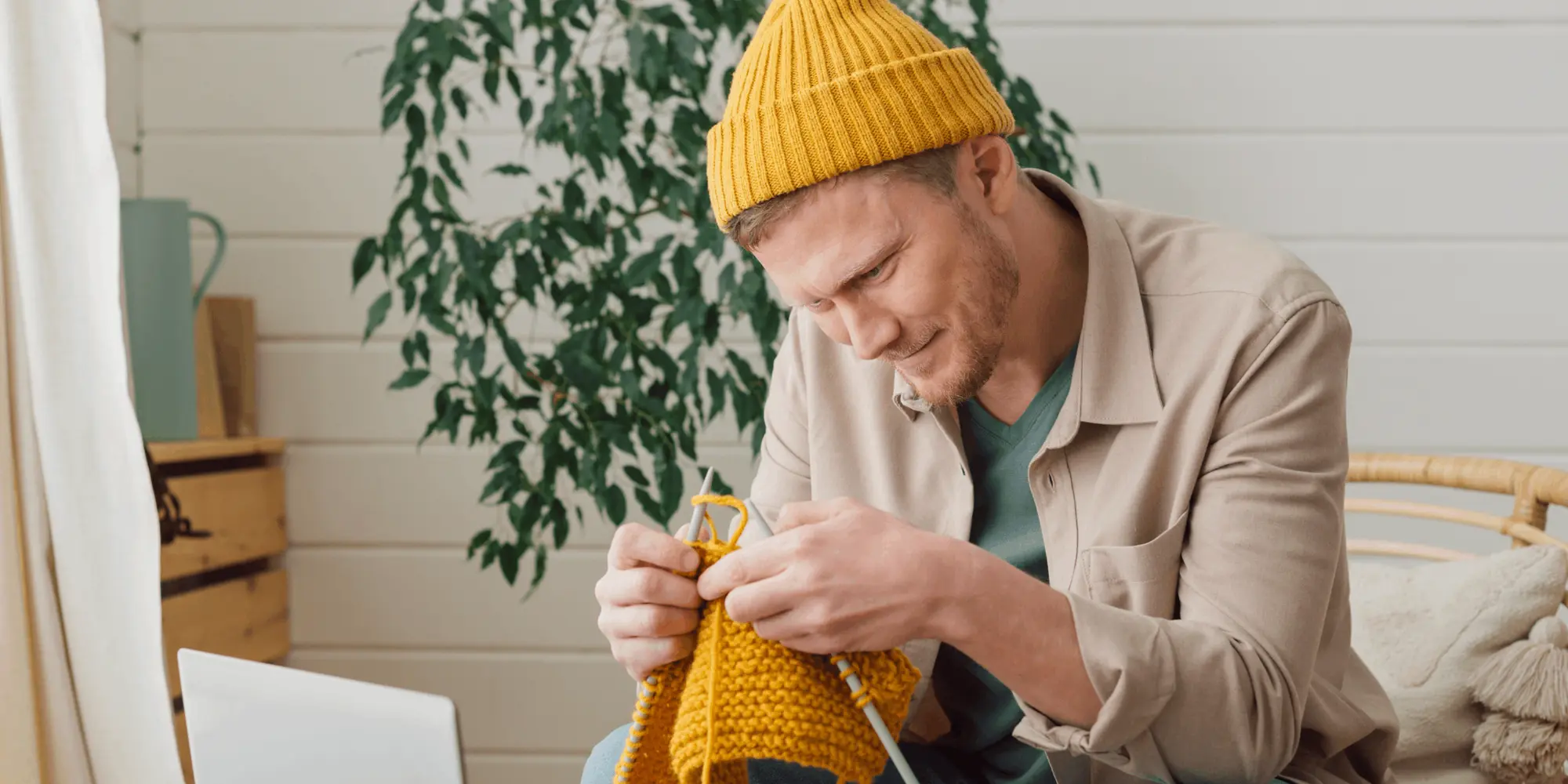Man deltar i en intensivkurs i stickning hemifrån via dator.