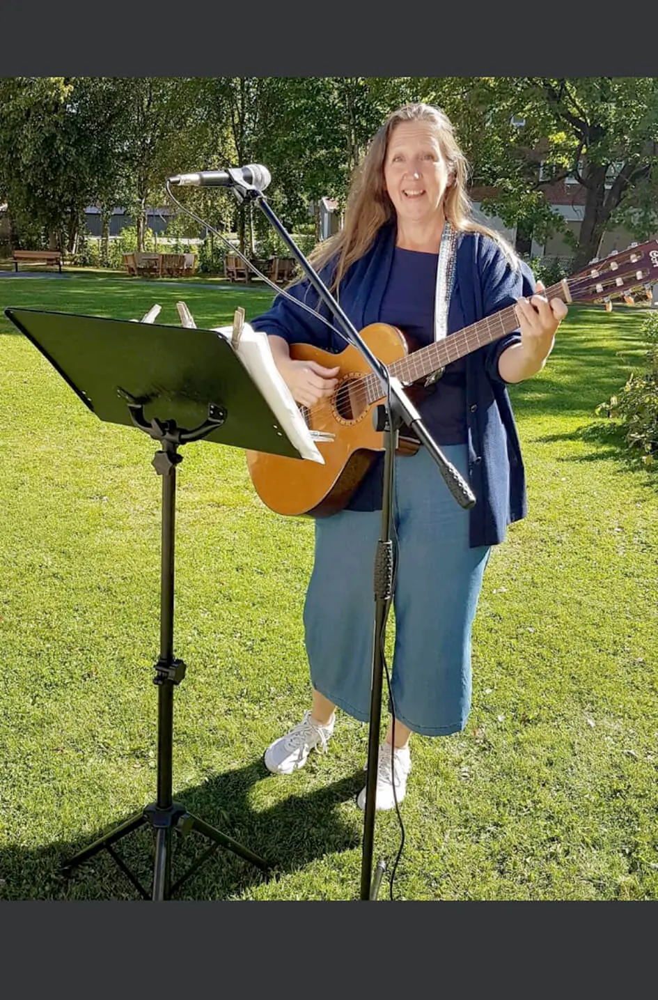 kultur-i-vården-eva-framför-ett-musikprogram