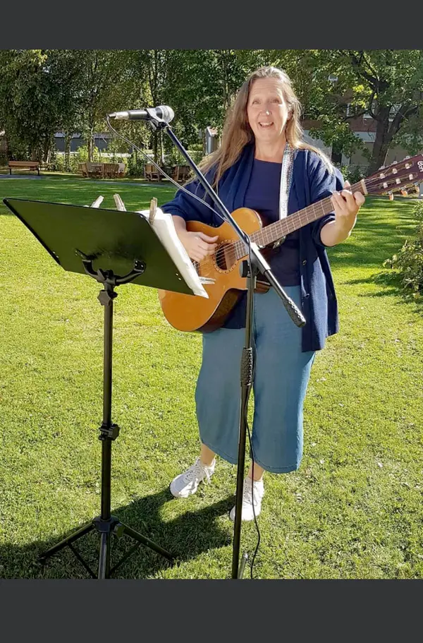 kultur-i-vården-eva-framför-ett-musikprogram