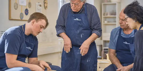 Deltagare lär sig dreja under en keramikkurs på Medborgarskolan, med handledning av kursledare.