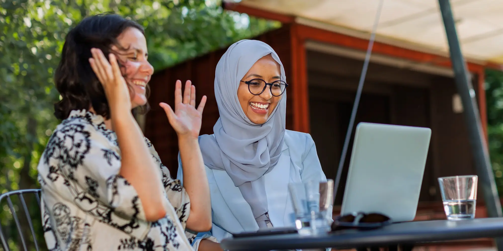 Två kvinnor som sitter framför en dator