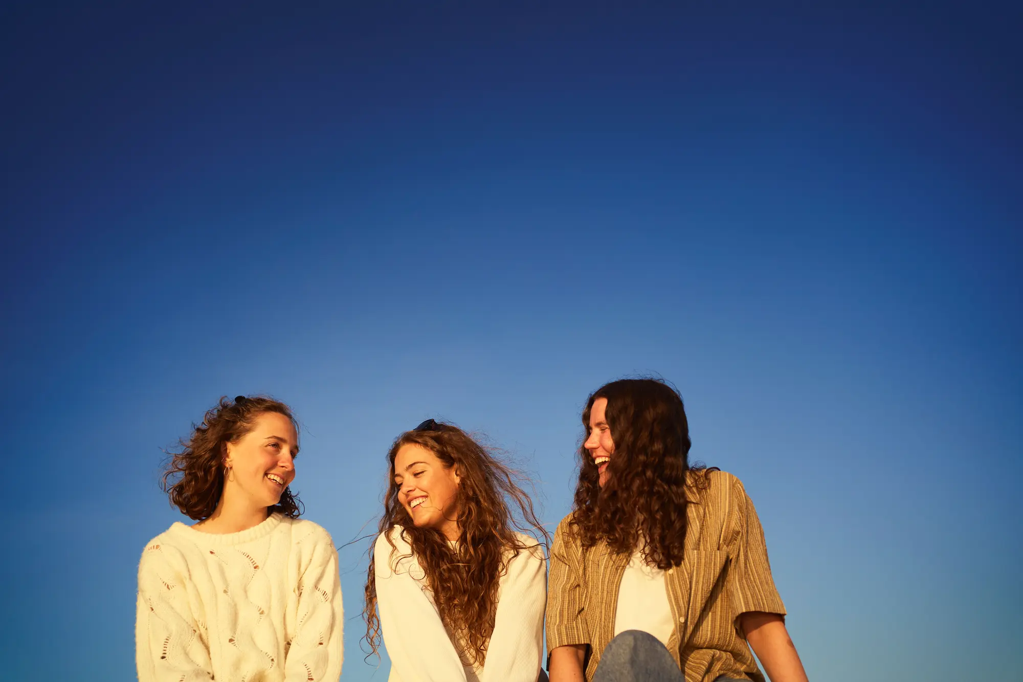 Ungdomar sitter ute i solen