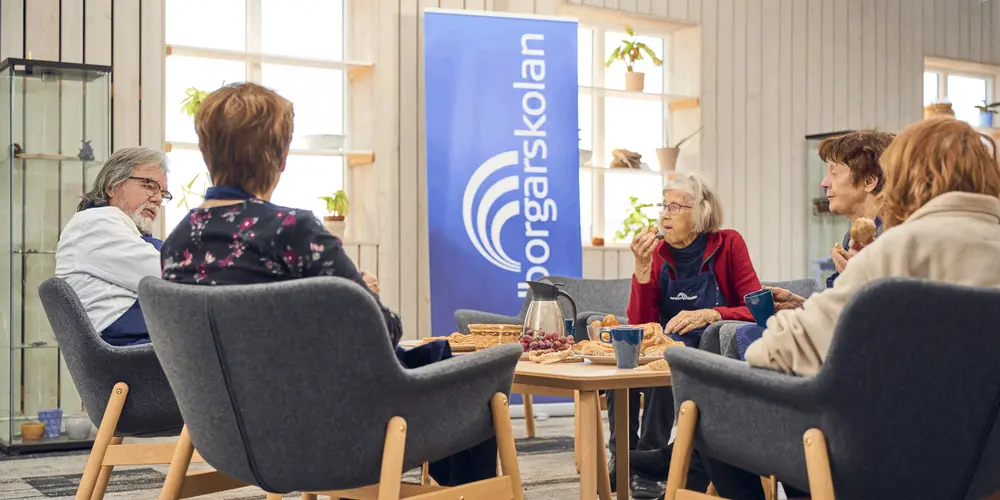 Deltagare i en studiecirkel samtalar över fika i en trivsam lokal hos Medborgarskolan.