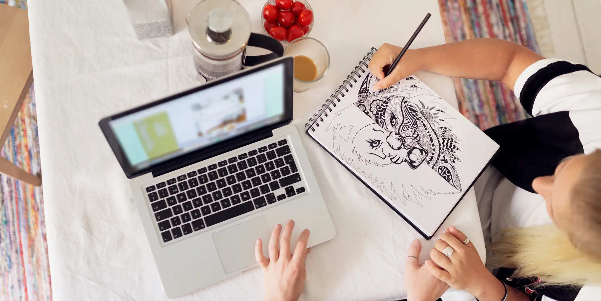 Person som tecknar för hand i svartvit