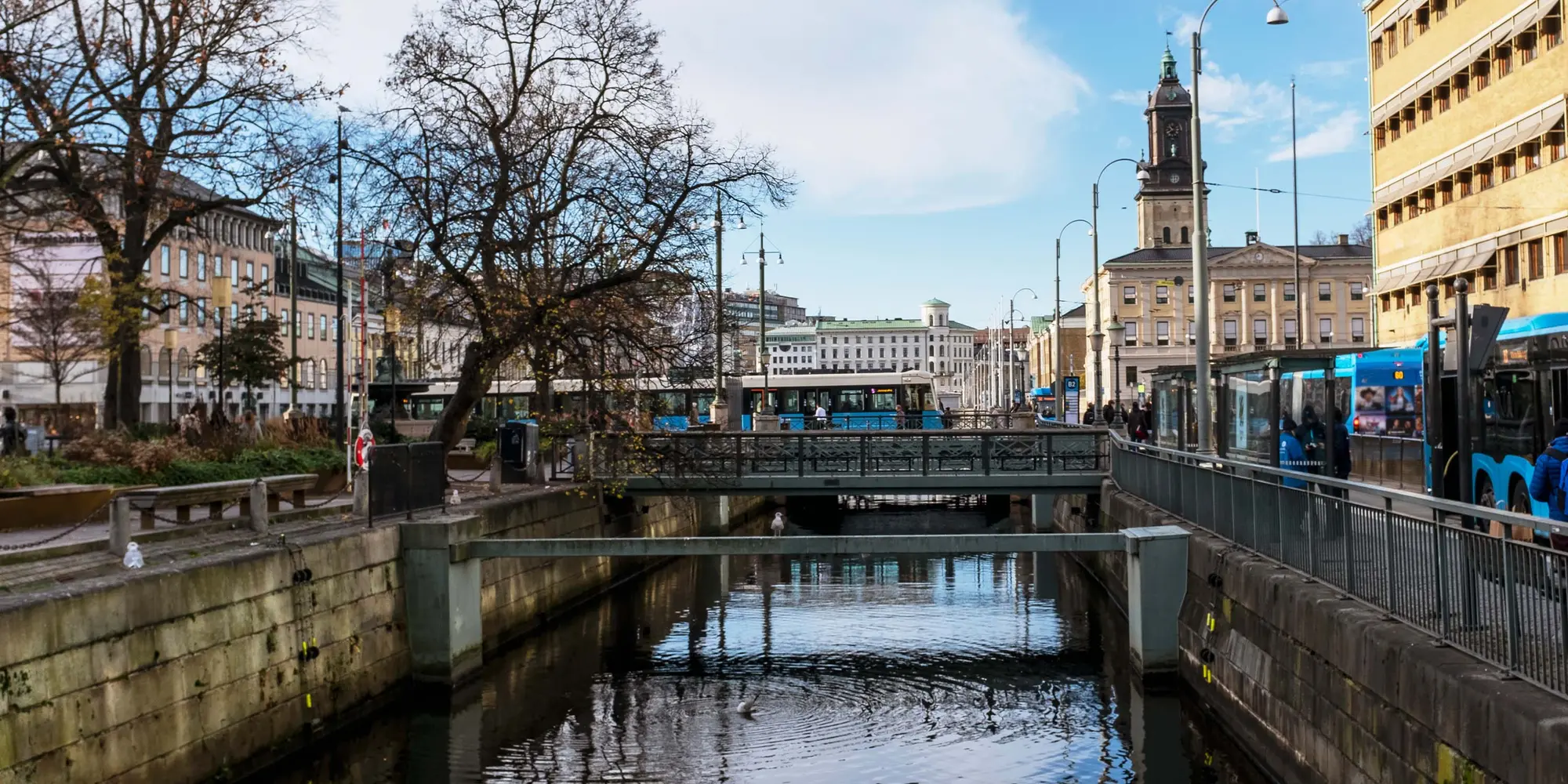 Vallgraven i centrala Göteborg med spårvagn i bakgrunden.