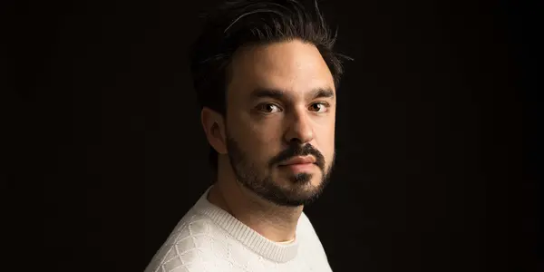 Martin Skafte tittar in i kameran med svart bakgrund.