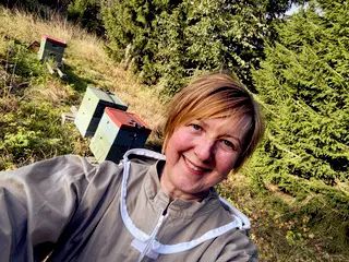 Kursledare Anna-Karin framför sina bikupor