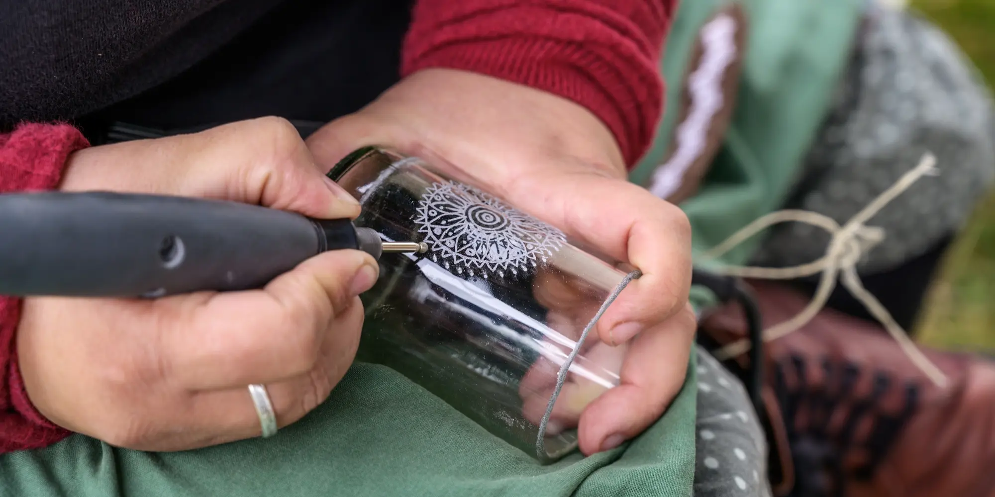 Person som etsar vackra mönster på ett glas