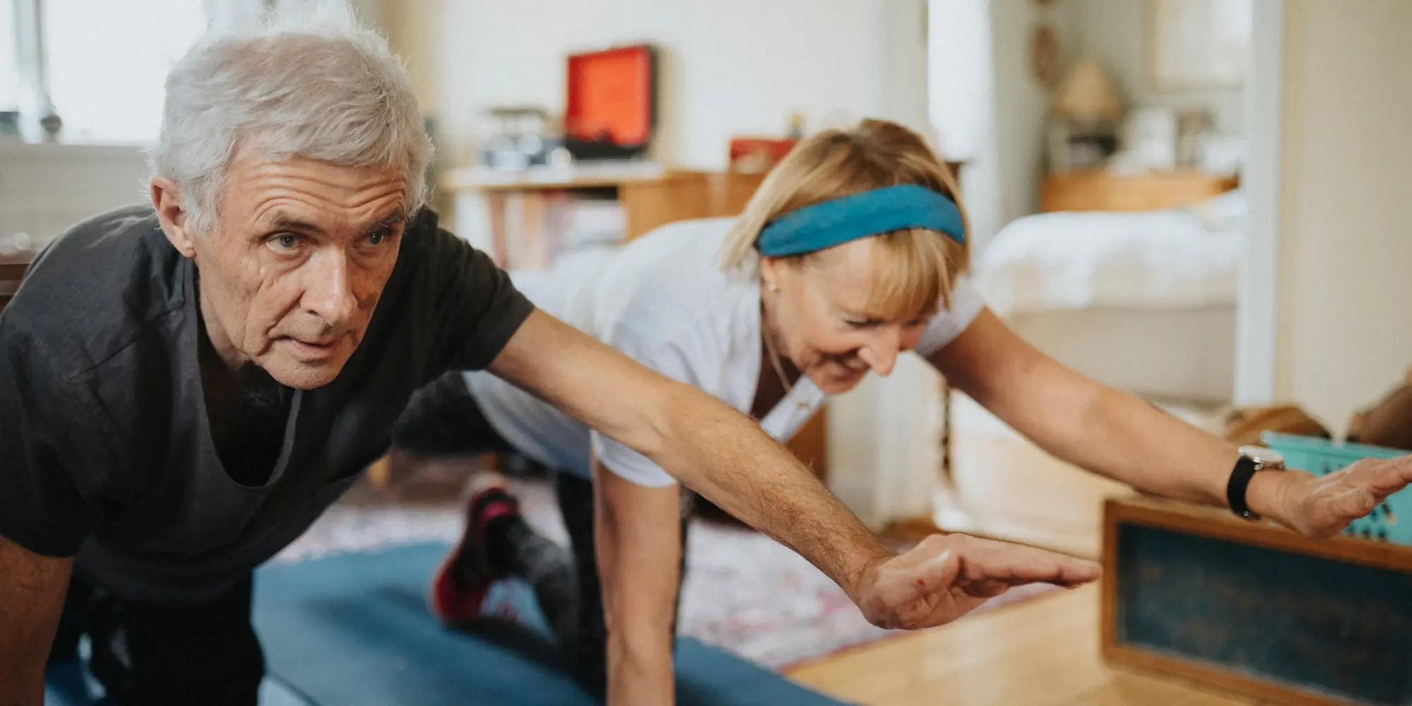 Kvinna och man gör yoga hemifrån
