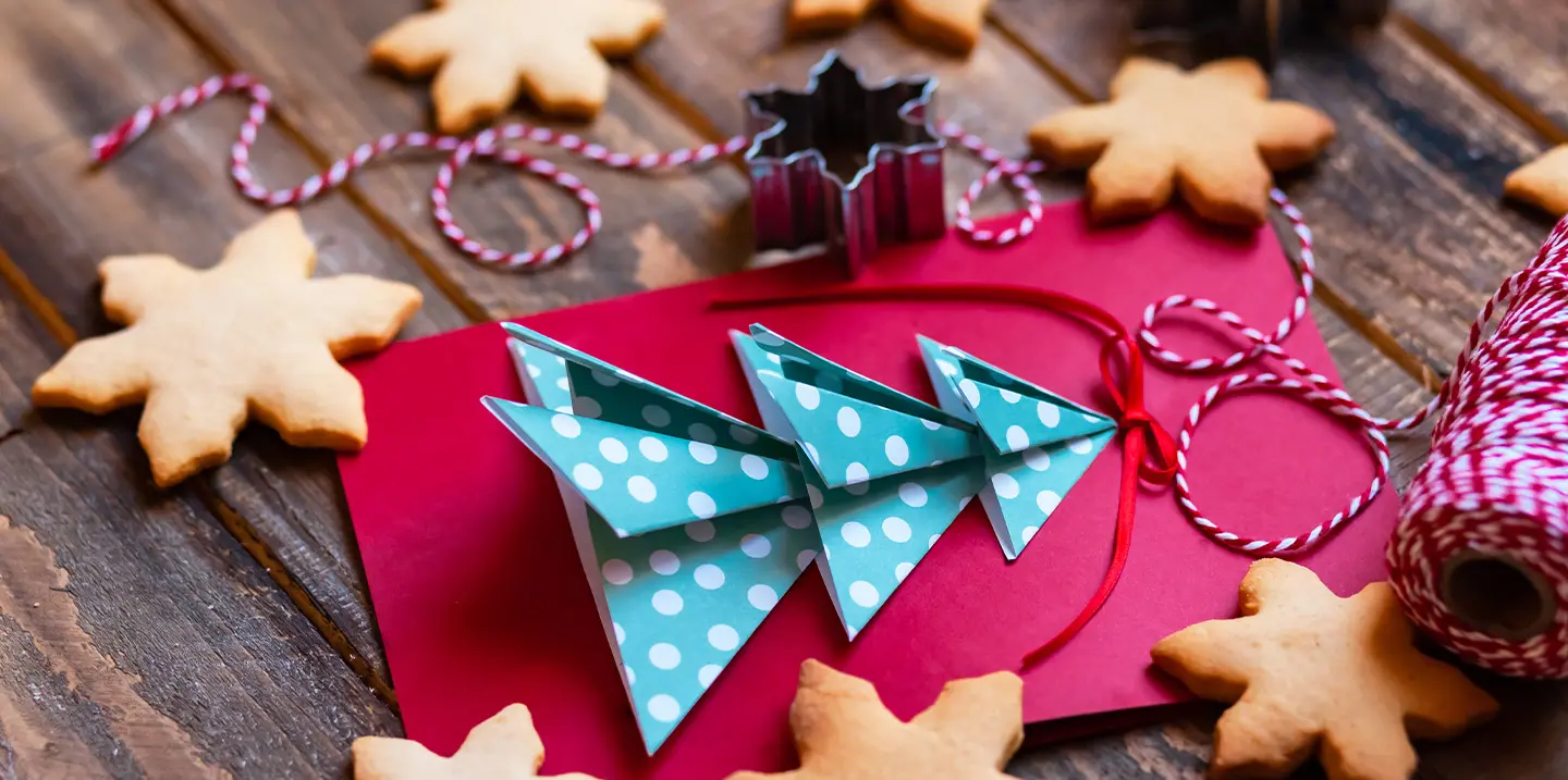 Julkort och pepparkakor