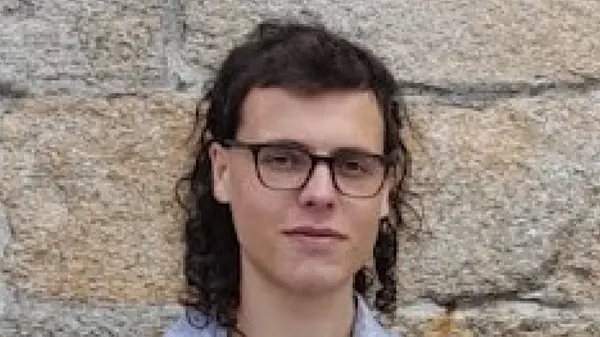 Kursledare Adrián Abuín Pose tittar in i kameran