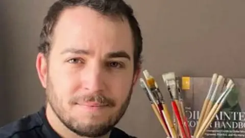 Kursledare Adrian Jimenez Ocaña tittar in i kameran.