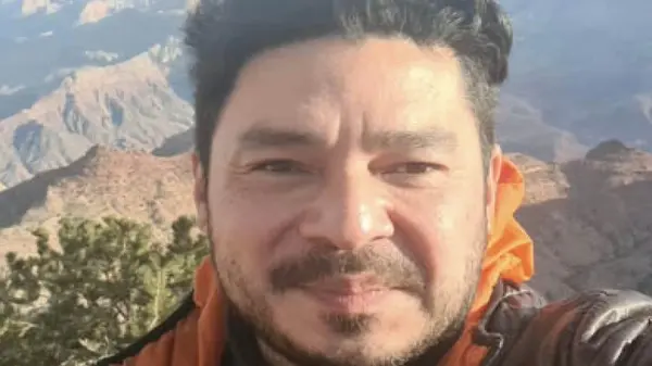 Kursledare Adelino Nishitani de Oliveira är utomhus och tar en selfie
