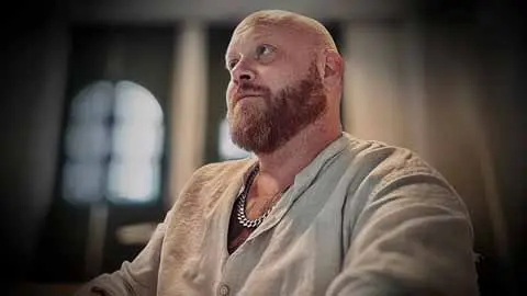 Alexander Johansson. Man mot grå bakgrund.