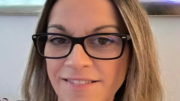 Kursledare Alexandra Stensiö tittar leendes in i kameran