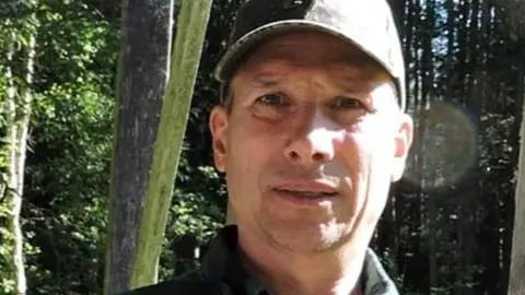 Kursledare Anders Forsman i skogen